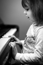 Cute piano player-2